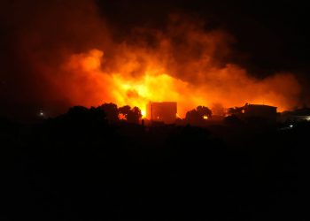 Grčka požara: Deseci su evakuirani kao plamen Chios Island