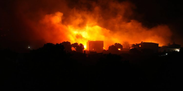 Grčka požara: Deseci su evakuirani kao plamen Chios Island