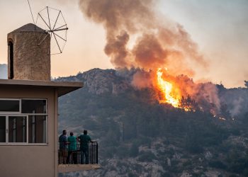 Grčke požare: Stotine ljudi evakuiralo je na otoku Chios dok treći dan bijesaju divlje vatre