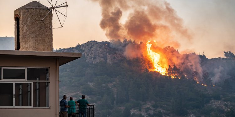 Grčke požare: Stotine ljudi evakuiralo je na otoku Chios dok treći dan bijesaju divlje vatre