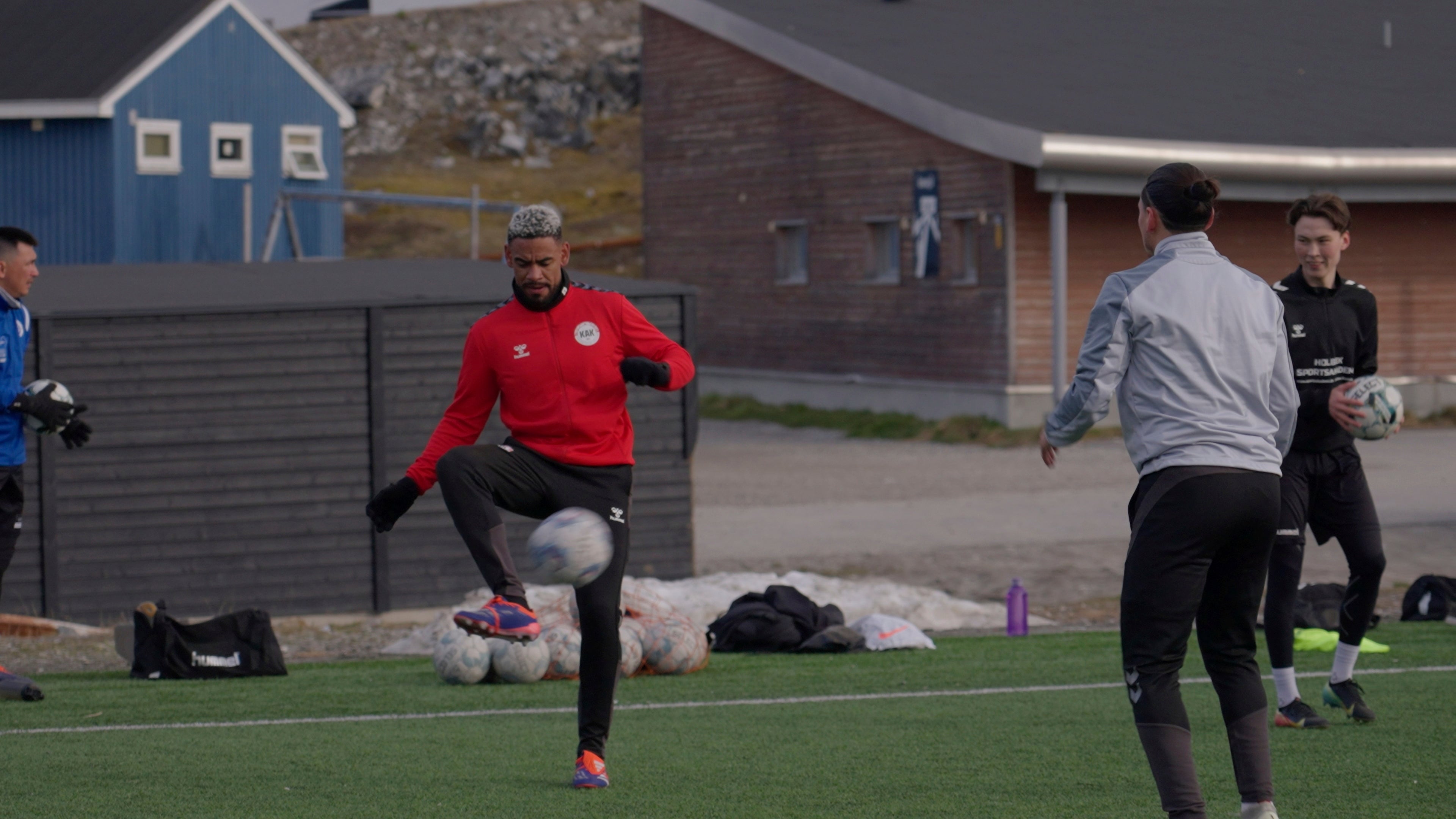 Patrick Frederiksen, kapetan reprezentacije Grenlanda, udara loptu tijekom treninga na stadionu Nuuk u Nuuku, Grenland, utorak, 17. lipnja 2025. (AP Photo/Kwiyeon HA)