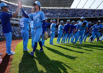 Guverner Missouri potpisuje paket za pomoć stadionu namijenjen zadržavanju poglavara i kraljevskih kraljeva u državi