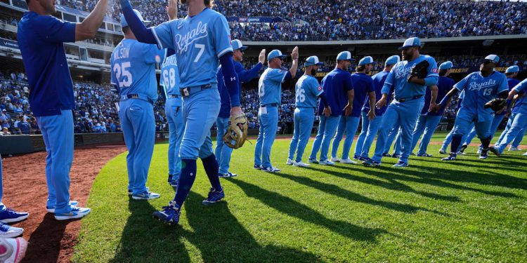 Guverner Missouri potpisuje paket za pomoć stadionu namijenjen zadržavanju poglavara i kraljevskih kraljeva u državi