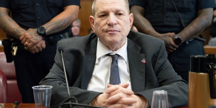 Harvey Weinstein priznaje da je ‘žaljenje’ i ‘glumio nemoralno’ dok čeka presudu na suđenju za silovanje u New Yorku