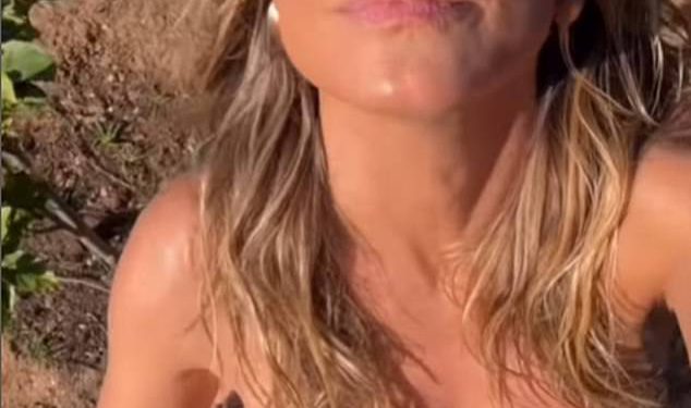 Heidi Klum, 52, ostavlja malo mašti u sićušnom golom bikiniju dok ona naginje svom vrtu u racy videu