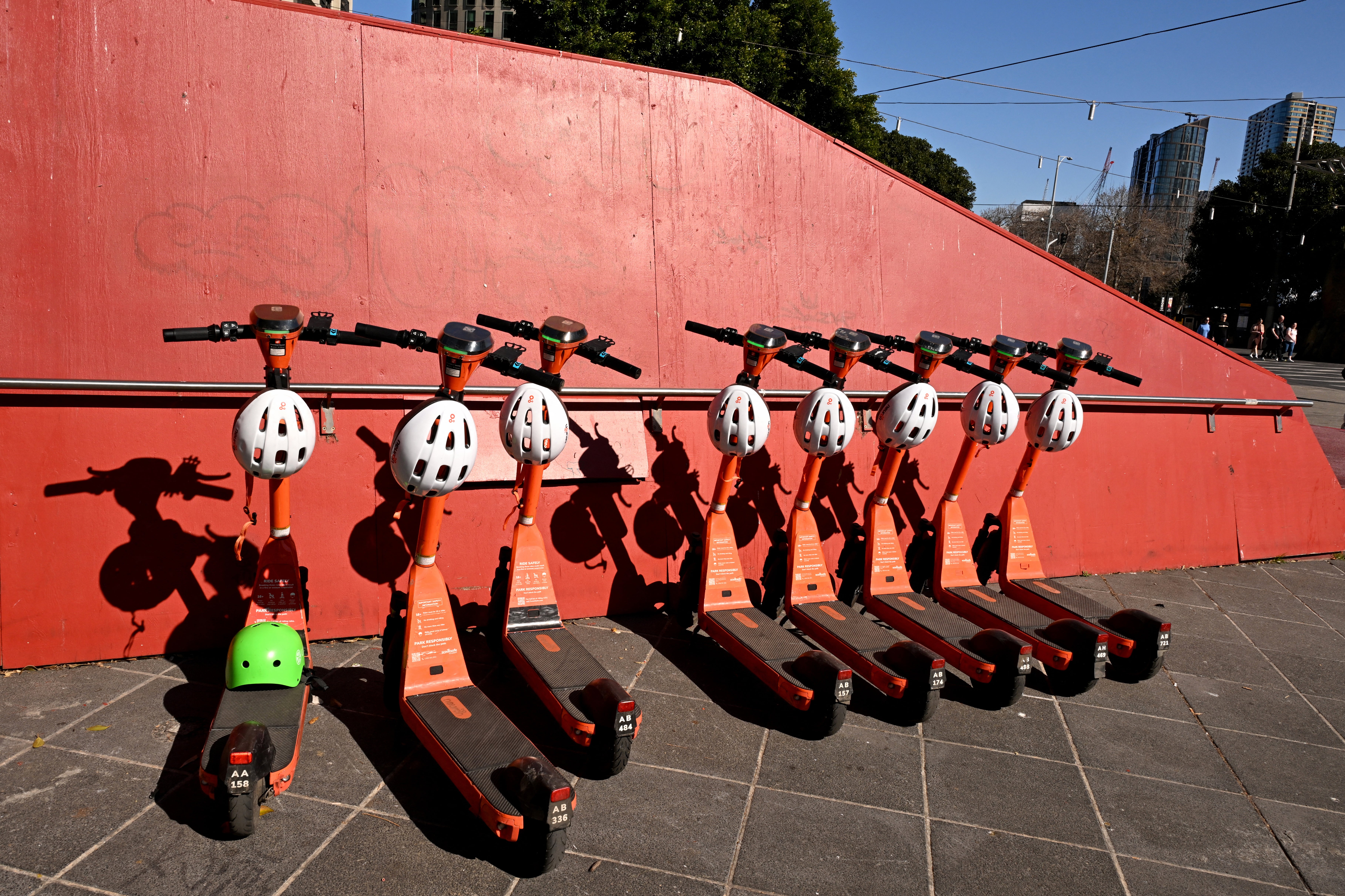 E-Scooters su postrojeni u središnjem poslovnom okrugu Melbournea
