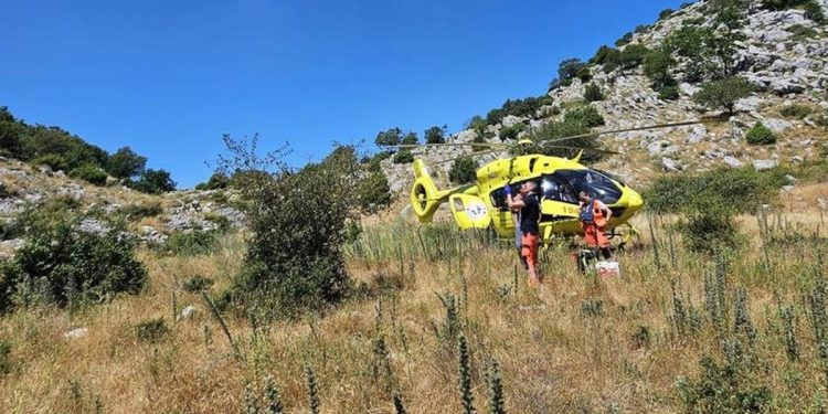 Hitna helikopterska služba i HGSS s Biokova spasili pacijenta sa slomljenim bedrom