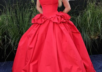 Hollywood Siren Sydney Sweeney leži na cijepanju na crvenom tepihu nakon što se obratio Jonathanu Davino Splitu