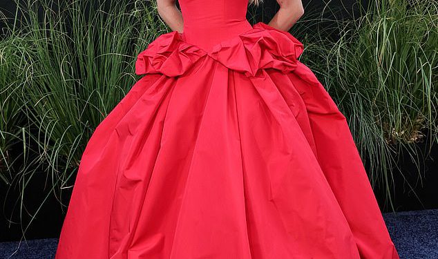 Hollywood Siren Sydney Sweeney leži na cijepanju na crvenom tepihu nakon što se obratio Jonathanu Davino Splitu