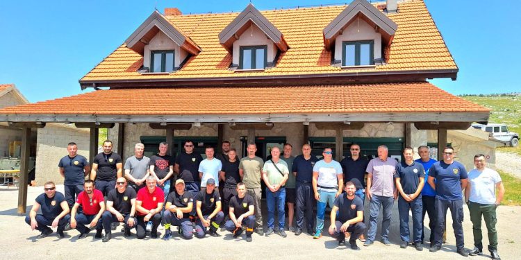 Hrvatski i bosanskohercegovački vatrogasci ujedinjeni u borbi protiv požara na Dinari i Kamešnici