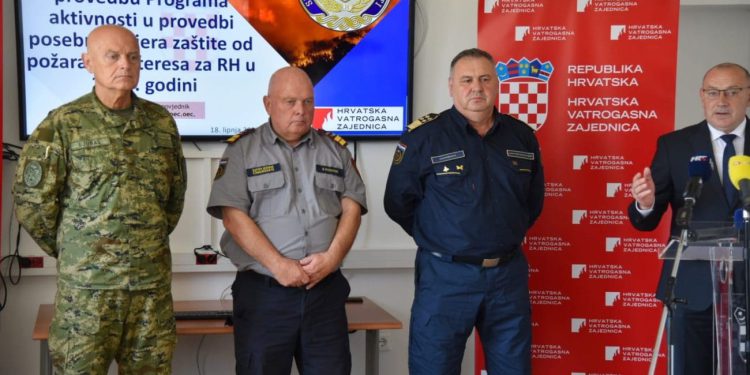 Hrvatski vatrogasci spremni za požarnu sezonu 2025. – u pripravnosti 5 kanadera i 4.000 ljudi