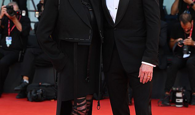 Hugh Jackman i Deborra-Lee Furness navode njihovo 60 milijuna dolara ‘modernističko remek-djelo’ Manhattan penthouse usred naselja razvoda