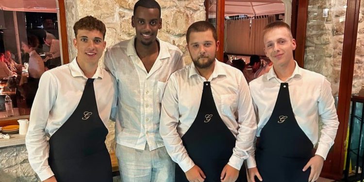 Hvar je izgubio partijanere, ali sve više privlači elitu: Nogometna zvijezda u kultnom hvarskom restoranu