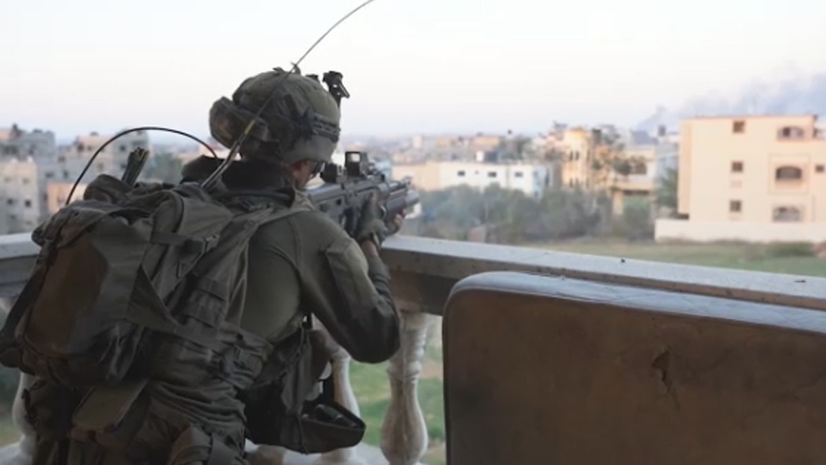 IDF vojnik u uniformi za ciljanje pištolja