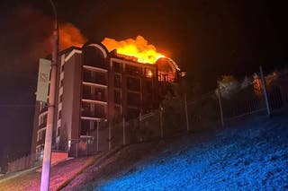 Slike koje je objavio guverner Harkiva prikazuju stambeni blok na vatri nakon ruskog napada drona preko noći