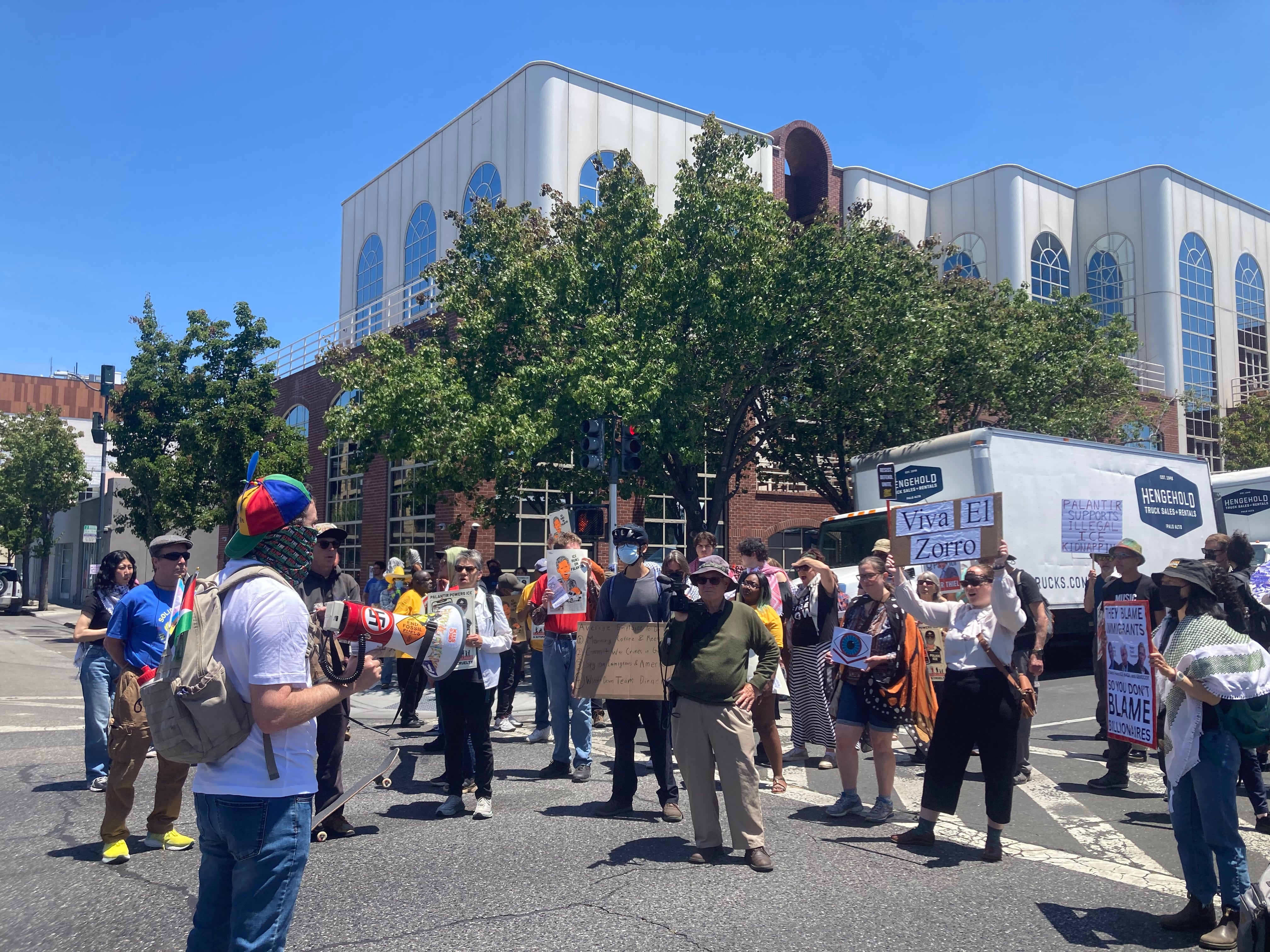 Prosvjednici su zatvorili ulicu na oba kraja bloka dok su se govornici obratili gomili