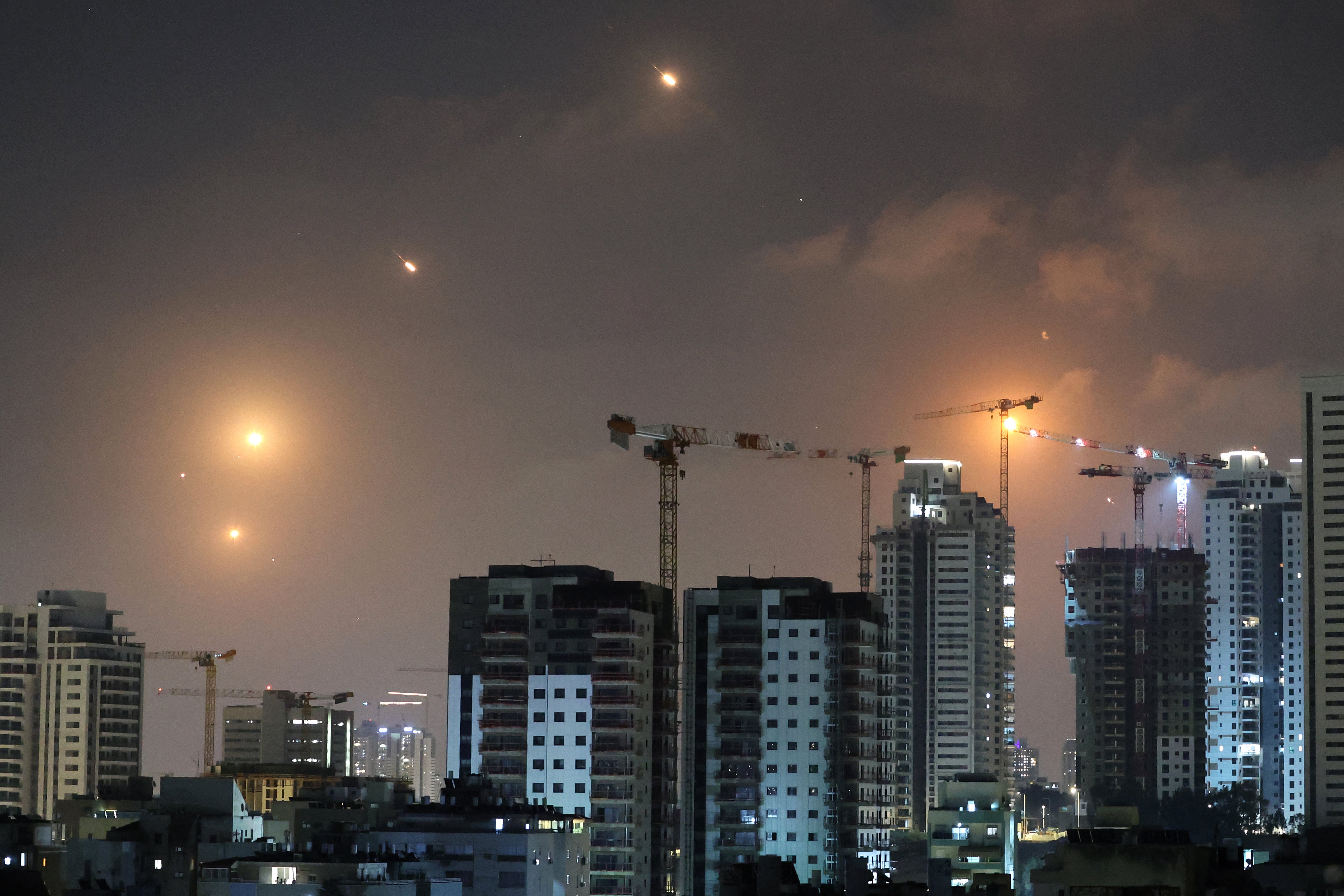 Ova slika prikazuje raketne staze na nebu iznad Netanye 13. lipnja 2025. godine. U Jeruzalemu su zvučale sirene zračnih napada, a glasne eksplozije su se čule 13. lipnja, izvijestili su novinari AFP -a, jer je izraelska vojska priopćila kako je otkrila raketu koja je pokrenuta iz Irana
