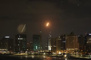 Raketa ispaljena iz Irana krši izraelski sustav zračne obrane 'Iron Dome' dok udara na područje u Tel Avivu