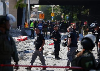 Iran i Izraelske trgovinske rakete napadaju dok Europa započinje pregovore s Teheranom