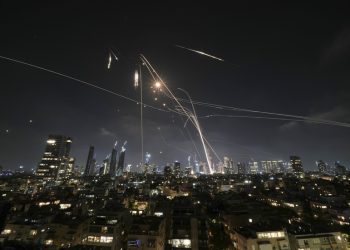 Iran je vatri baraža balističke rakete u Izraelu – RT World News