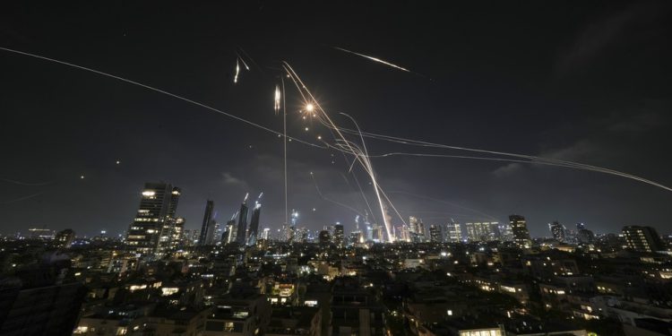 Iran je vatri baraža balističke rakete u Izraelu – RT World News