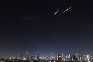Iranske balističke rakete viđene preko neba, u Tel Avivu u Izraelu,
