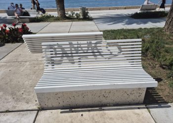 Išarana klupa na Rivi – DALMACIJA DANAS