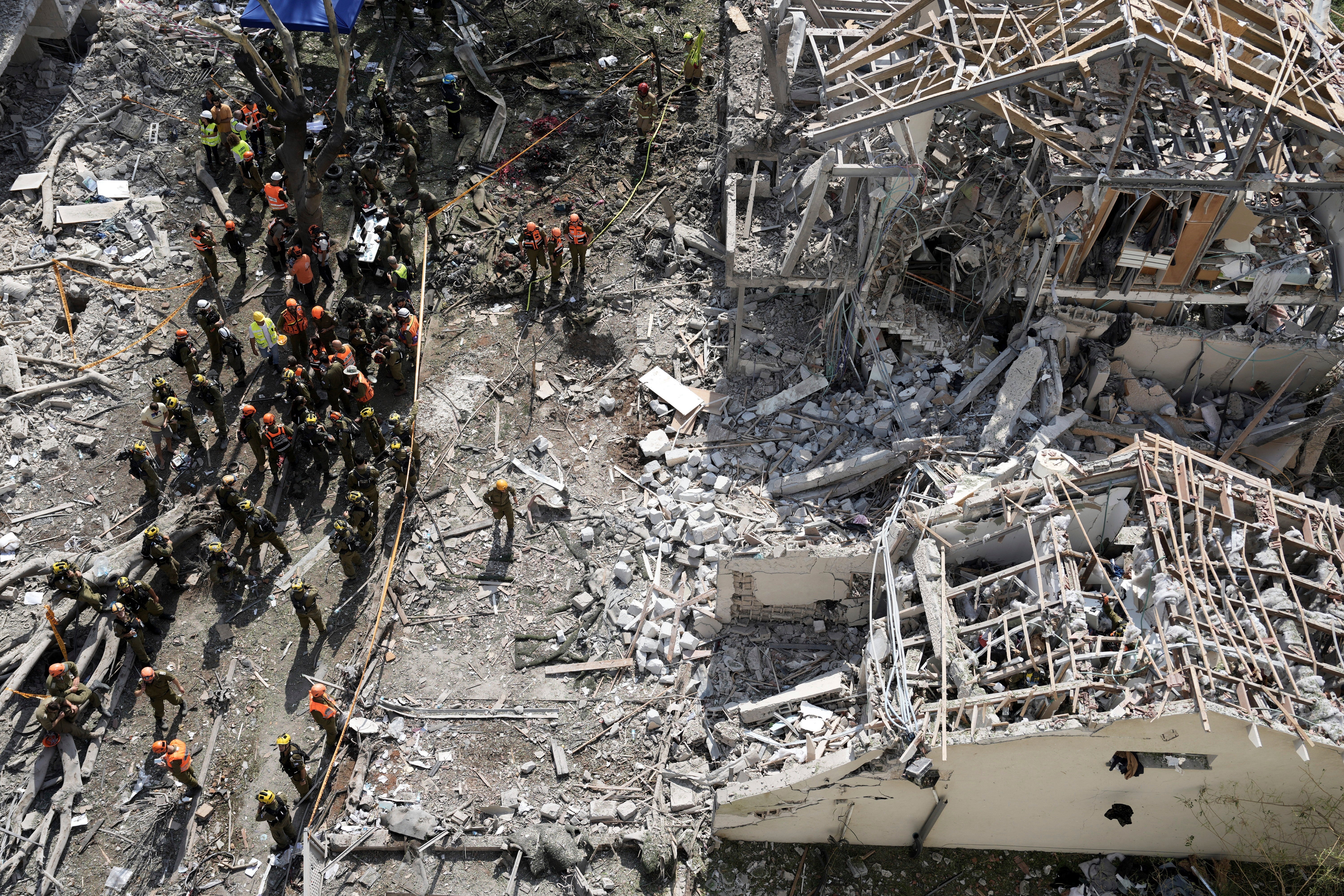 Vatrogasci, spasilački radnici i vojska okupljaju se na mjestu izravnog štrajka rakete pokrenut iz Irana u Tel Avivu u nedjelju