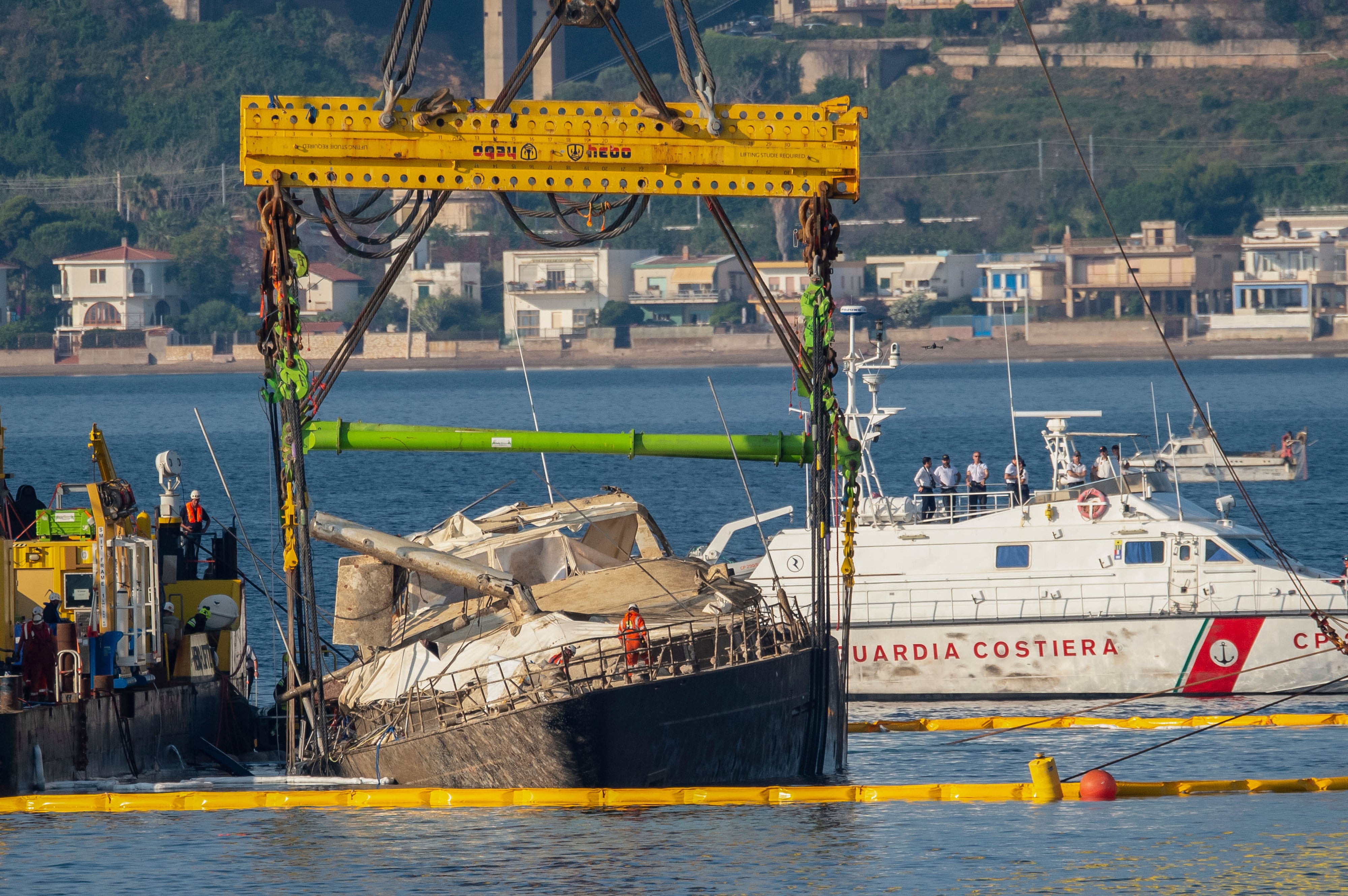 Trup Superyacht Bayesian, koji je potonuo na Siciliji prošlog kolovoza, u subotu su ukinute dizalice za vrijeme spašavanja izvan sela Porticello