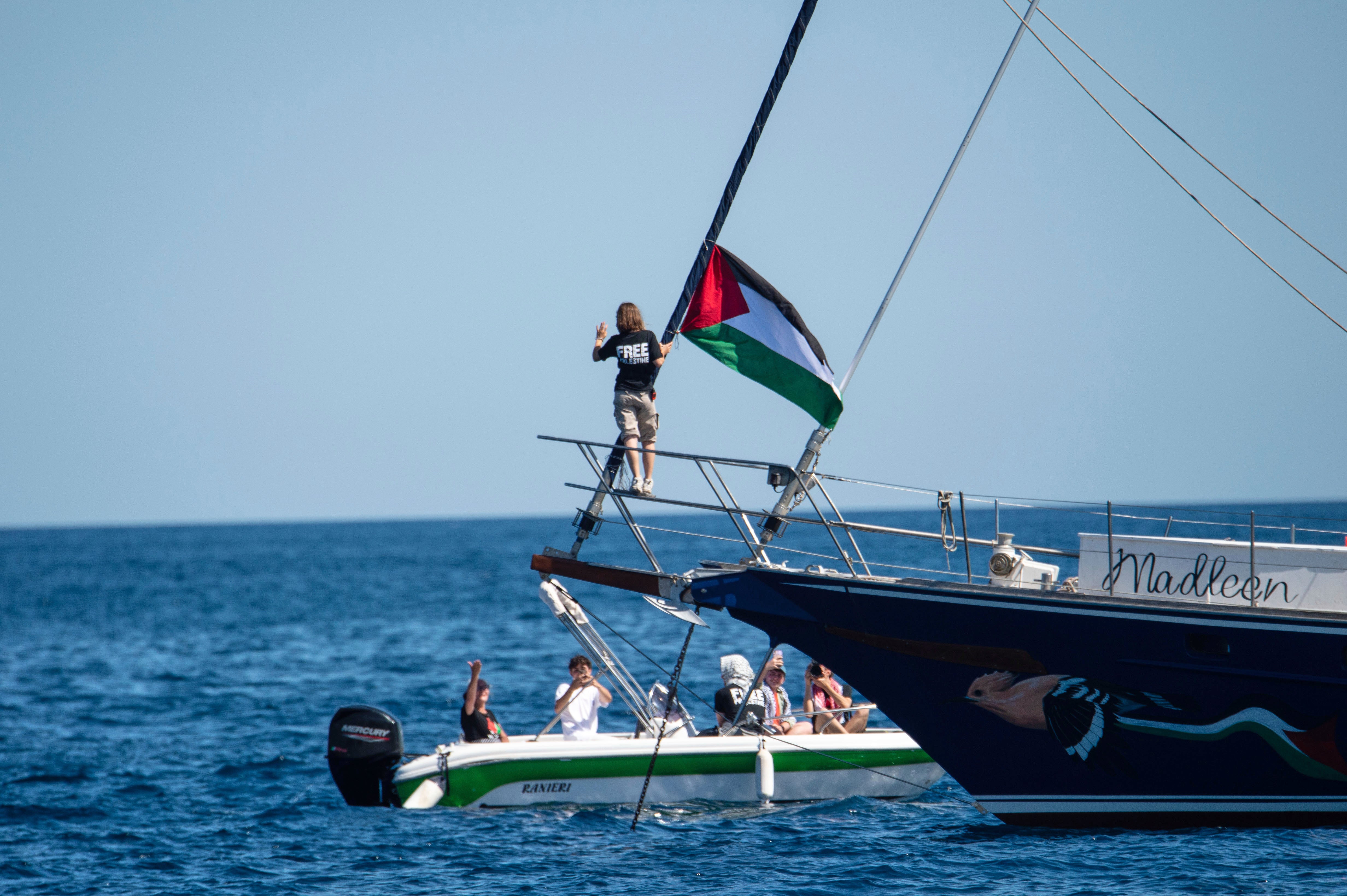 Klimatska aktivistica Greta Thunberg s aktivistima koalicije Flotilla Flotilla, odlazeći iz Siciliya, nedjelja, 1. lipnja 2025. (AP Photo/Salvatore Cavalli)