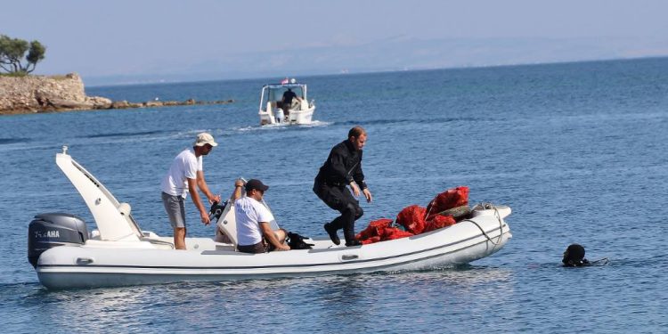 Iz podmorja Malog Lukorana i Sutomišćice izronjen kubik sitnog otpada