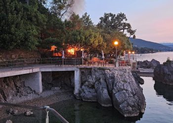 Izgorio beach bar u Lovranu