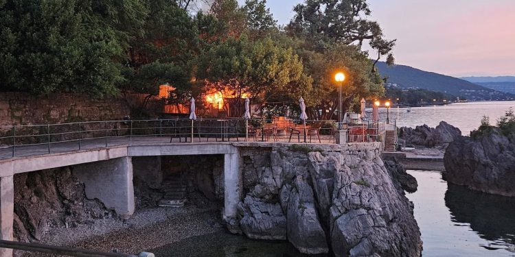 Izgorio beach bar u Lovranu