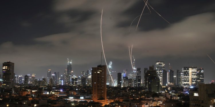 Izrael-iran živi: Trump prijeti da će se osvetiti ‘na razinama koje nikad prije viđene’ ako nas ciljaju Teheran