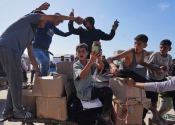 Izraelski napad na Palestine u blizini distribucijskog centra za pomoć u Gazi ubija najmanje 30, kažu dužnosnici