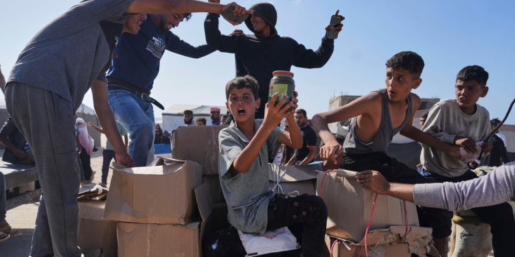 Izraelski napad na Palestine u blizini distribucijskog centra za pomoć u Gazi ubija najmanje 30, kažu dužnosnici