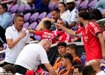 Izvanredni trenutak bivšeg šefa Premier lige kaže “f *** You” od strane vlastitog igrača u Feisty Club Svjetskom kupu pljuska – prije nego što je razjasnio raščlanu zvijezdu kada je njegova zamjena isplatila nekoliko trenutaka kasnije