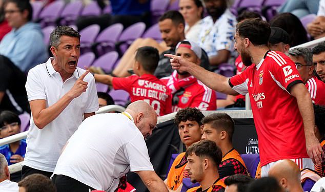 Izvanredni trenutak bivšeg šefa Premier lige kaže “f *** You” od strane vlastitog igrača u Feisty Club Svjetskom kupu pljuska – prije nego što je razjasnio raščlanu zvijezdu kada je njegova zamjena isplatila nekoliko trenutaka kasnije