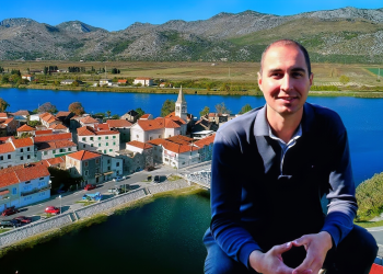 Izvjesni su novi izbori u jednom dalmatinskom gradu. Gradonačelnik koji je svoju djevojku postavio na pročelničko mjesto, ne može sastaviti većinu