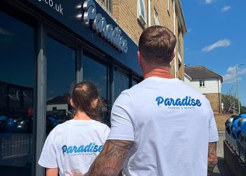 Jacqueline Jossa pokazuje svoju podršku mužu Dan Osborne slatkom porukom dok otvara svoju prodavaonicu za sunčanje usred bračnih nevolja