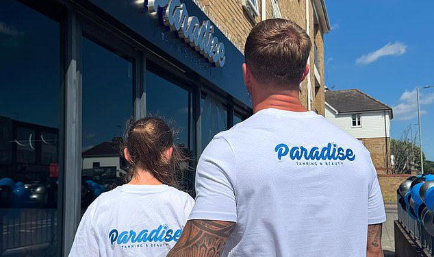 Jacqueline Jossa pokazuje svoju podršku mužu Dan Osborne slatkom porukom dok otvara svoju prodavaonicu za sunčanje usred bračnih nevolja