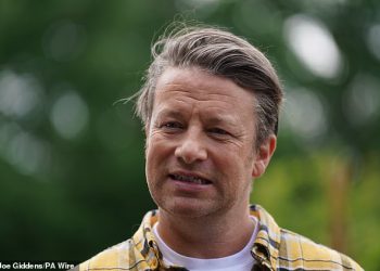 Jamie Oliver priznaje da je njegova disleksija učinila da se osjeća ‘glupi’ i ‘pogrešno shvaćena’ u školi – nakon što su otkrili da su neka njegova djeca također neurodivergent
