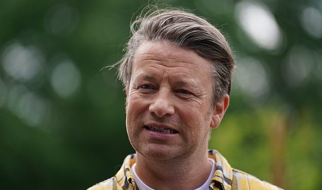 Jamie Oliver priznaje da je njegova disleksija učinila da se osjeća ‘glupi’ i ‘pogrešno shvaćena’ u školi – nakon što su otkrili da su neka njegova djeca također neurodivergent