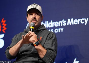 Jason Sudeikis nudi dirljivu počast ujaku Georgeu Wendtu nakon što je prošao u 76