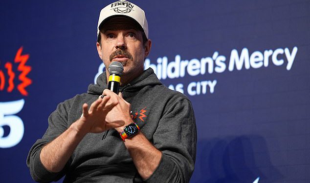 Jason Sudeikis nudi dirljivu počast ujaku Georgeu Wendtu nakon što je prošao u 76