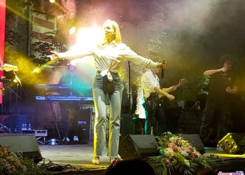 Jelena Rozga nastupila na Danima dalmatinskog pršuta i vina u Vrgorcu