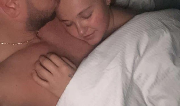 Jojo Siwa potvrđuje da su ona i Chris Hughes učinili svoju romansu službeni dok je ona zabijala da mu je ‘glava preko pete’ – nakon tog parnog snažnog prostora za spavaće sobe