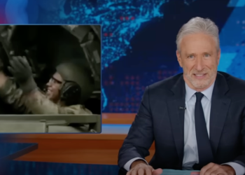 Jon Stewart suzao domaćin Fox News -a za rekavši da bi Trumpova “vojna parada/quinceañera” trebala uplašiti iranske vođe