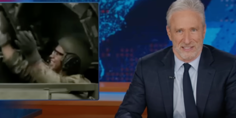 Jon Stewart suzao domaćin Fox News -a za rekavši da bi Trumpova “vojna parada/quinceañera” trebala uplašiti iranske vođe