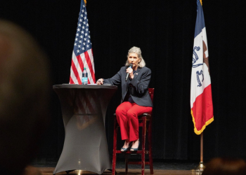 Joni Ernst udvostručuje se na sumornim ‘svi ćemo umrijeti’ komentari u sarkastičnoj neapologiji